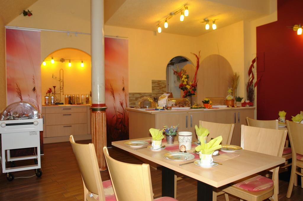 Hotel-Pension Gruene Linde Delitzsch Εξωτερικό φωτογραφία